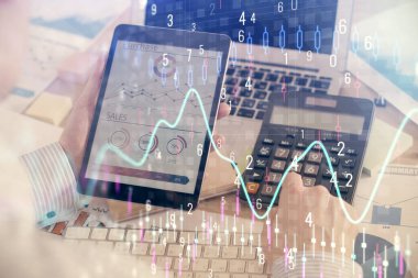 Erkeklerin el ele tutuşup dijital bir cihaz ve ön grafik çizimi kullanırken çift pozlama. Finansal piyasa kavramı.