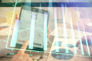 Bir adamın el ele tutuşup, telefon ve finansal çizim kullanırken birden fazla pozlama. Pazar analizi kavramı.