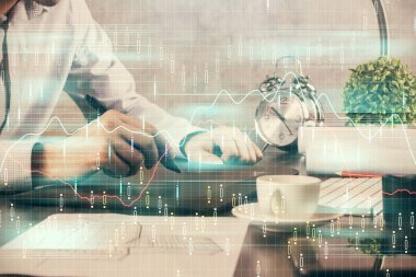 Bir adamın elini tutarken ve bir telefon ve finansal grafik çizimi kullanırken çift pozlama. Analiz kavramı.