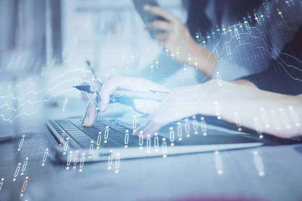 Multi exposición de las manos de la mujer escribiendo en el dibujo del holograma de la computadora y del gráfico financiero. Concepto de análisis bursátil. —  Fotos de Stock