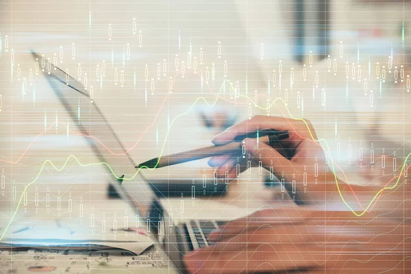 Multi exposición de las manos de la mujer escribiendo en el dibujo del holograma de la computadora y del gráfico financiero. Concepto de análisis bursátil. — Foto de Stock