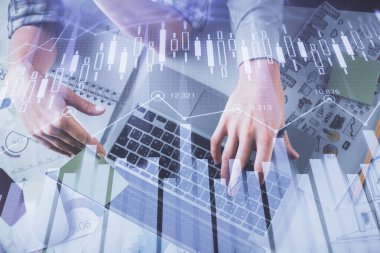 Kadın ve erkeğin birlikte çalışırken çifte pozlama ve hologram çizimi ön plana çıkarma. Finansal analiz konsepti. Bilgisayar arkaplanı. Üst Görünüm.