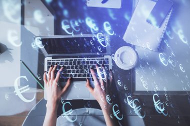 Bilgisayar ve ön x çizim hologramı üzerinde çalışan kadın elleri çift pozlama. Üst Manzara. Mali analiz kavramı.