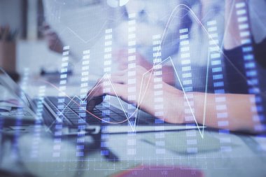 Bilgisayarda ve finansal grafik hologramında yazı yazan kadın ellerine çoklu maruz kalma. Borsa analizi kavramı.