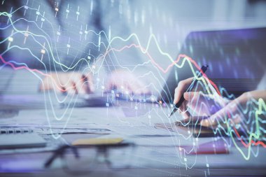 Bilgisayarda ve ön x grafik hologramında yazı yazan kadın ellerine çok maruz kalmış. Borsa analizi kavramı.