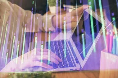 Bilgisayarda ve ön x grafik hologram çiziminde kadın eli yazarken çift pozlama. Borsa yatırım kavramı.