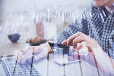 Ellerinde kredi kartı ve forex çizimi olan bir adamın çift pozu. İnternet E-ticaret kavramında hisse senedi ve dijital fintech.