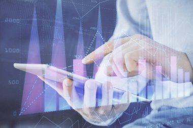 Erkeklerin el ele tutuşup dijital bir cihaz ve ön grafik çizimi kullanırken çift pozlama. Finansal piyasa kavramı.