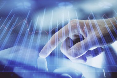 Erkeklerin el ele tutuşup dijital telefon ve forx grafik çizimleri kullanırken birden fazla pozlama. Finansal piyasa kavramı.