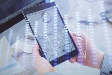 Bir adamın elini tutarken ve bir telefon ve finansal grafik çizimi kullanırken çift pozlama. Analiz kavramı.
