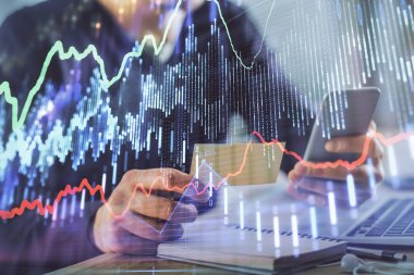 Bir adamın elini tutarken ve bir telefon ve finansal grafik çizimi kullanırken çift pozlama. Analiz kavramı.