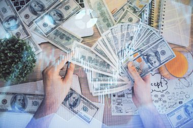 Finansal grafiğe çoklu pozlama hologram, Amerikan dolarları ve insan eli. Analiz kavramı.