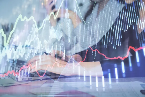 Multi exposición de las manos de la mujer escribiendo en el dibujo del holograma de la computadora y del gráfico financiero. Concepto de análisis bursátil. — Foto de Stock