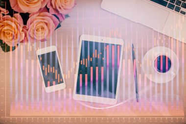 Forx grafik hologramının telefonlu hali. Üst Manzara. Mobil ticaret platformu kavramı.