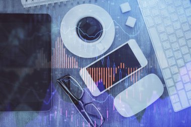 Forx grafik hologramının telefonlu masaüstü üzerinde çoklu pozlandırılması. Üst Manzara. Mobil ticaret platformu kavramı.