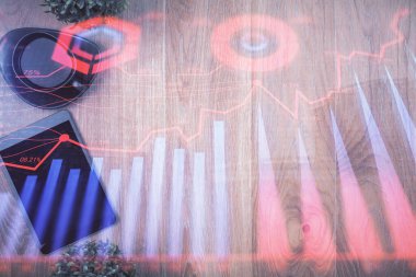 Masaüstü üzerinde telefonla finansal haritaya çoklu maruz kalma. Üst Manzara. Mobil ticaret platformu kavramı.