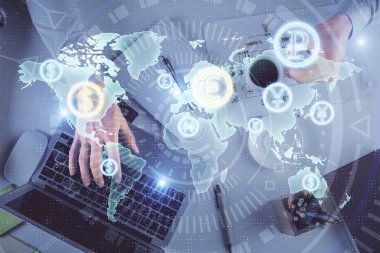 Erkeklerin ellerinin bilgisayar klavyesini ve forx grafik hologramını yazarken çoklu pozlama. Üst Manzara. Finans piyasası kavramı.