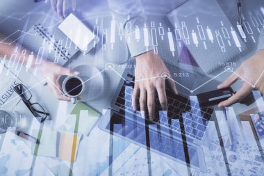 Kadın ve erkeğin birlikte çalışırken çifte pozlama ve hologram çizimi ön plana çıkarma. Finansal analiz konsepti. Bilgisayar arkaplanı. Üst Görünüm.