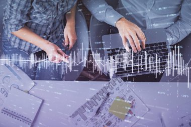Kadın ve erkeğin birlikte çalıştığı çoklu pozlama ve grafik hologramı çizimi. Finansal analiz konsepti. Bilgisayar arkaplanı. Üst Görünüm.