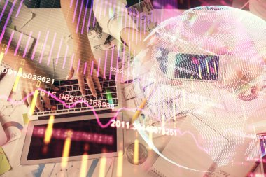 Kadın ve erkeğin birlikte çalıştığı çoklu pozlama ve grafik hologramı çizimi. Finansal analiz konsepti. Bilgisayar arkaplanı. Üst Görünüm.