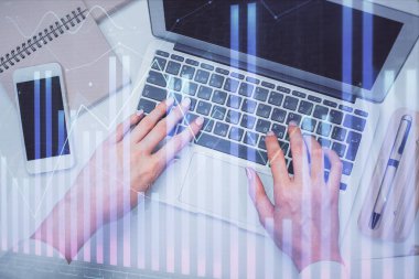 Bilgisayar ve ön grafik hologram çizimi üzerinde çalışan kadın elleri çift pozlama. Üst Manzara. Mali analiz kavramı.