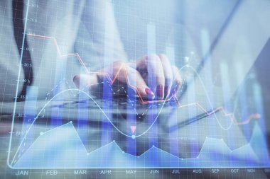 İşkadını ellerinin bilgisayar ve finansal grafik hologramı çizimlerinde çifte pozlama. Borsa analizi kavramı.