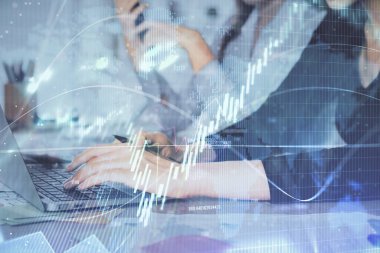 Bilgisayarda ve finansal grafik hologramında yazı yazan kadın ellerine çoklu maruz kalma. Borsa analizi kavramı.