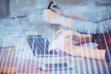 Bilgisayarda ve finansal grafik hologramında yazı yazan kadın ellerine çok maruz kalmış. Borsa analizi kavramı.
