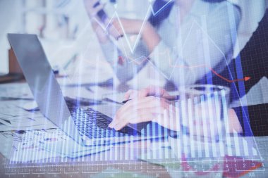 Bilgisayarda ve ön x grafik hologramında yazı yazan kadın ellerine çok maruz kalmış. Borsa analizi kavramı.