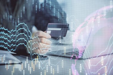 İnternetten alışveriş yapan kadının elinde kredi kartı ve mali grafik çizimi var. Borsa E-ticaret kavramı.