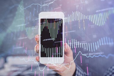 Erkeklerin el ele tutuşup dijital bir cihaz ve ön grafik çizimi kullanırken çift pozlama. Finansal piyasa kavramı.