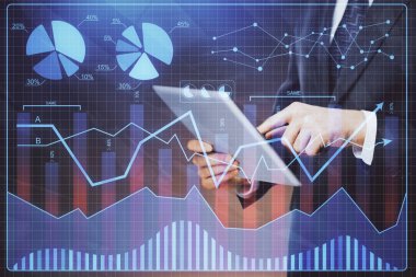 Erkeklerin el ele tutuşup dijital bir cihaz ve ön grafik çizimi kullanırken çift pozlama. Finansal piyasa kavramı.