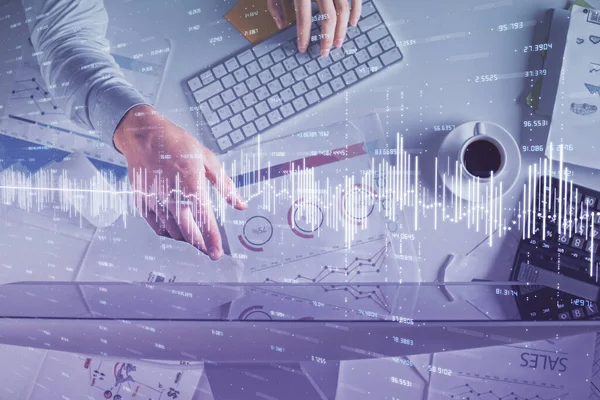 Erkeklerin ellerinin bilgisayar klavyesini ve forx grafik hologramını yazarken çoklu pozlama. Üst Manzara. Finans piyasası kavramı.