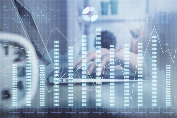 Doble exposición de las manos de la mujer escribiendo en la computadora y el dibujo del holograma gráfico de divisas. Concepto de inversión bursátil. —  Fotos de Stock