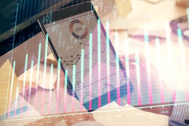 Bir adamın elini tutarken ve bir telefon ve finansal grafik çizimi kullanırken çift pozlama. Analiz kavramı.