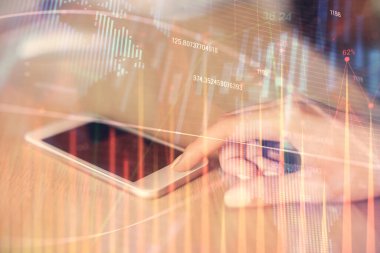 Ön x çizelgesine çift pozlama, hologram çizimi ve cep telefonu kullanan bir kadın. Finansal piyasa kavramı.
