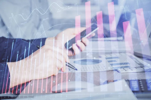 Dubbel exponering av män händer som håller och använder en digital enhet och forex diagram ritning. Begreppet finansmarknad. — Stockfoto