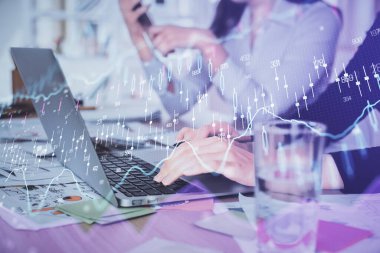 Bilgisayarda ve ön x grafik hologramında yazı yazan kadın ellerine çok maruz kalmış. Borsa analizi kavramı.