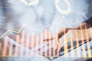 Bilgisayarda ve ön x grafik hologram çiziminde kadın eli yazarken çift pozlama. Borsa yatırım kavramı.