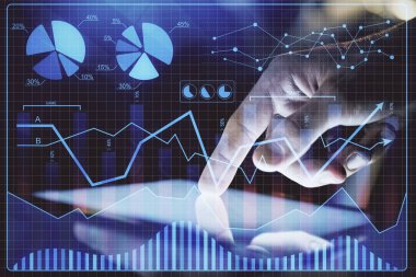 Erkeklerin el ele tutuşup dijital bir cihaz ve ön grafik çizimi kullanırken çift pozlama. Finansal piyasa kavramı.
