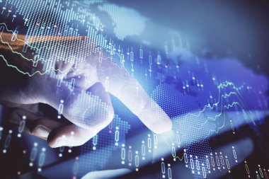 Bir adamın el ele tutuşup, telefon ve finansal çizim kullanırken birden fazla pozlama. Pazar analizi kavramı.