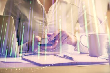 Ön x çizelgesine çift pozlama, hologram çizimi ve cep telefonu kullanan bir kadın. Finansal piyasa kavramı.