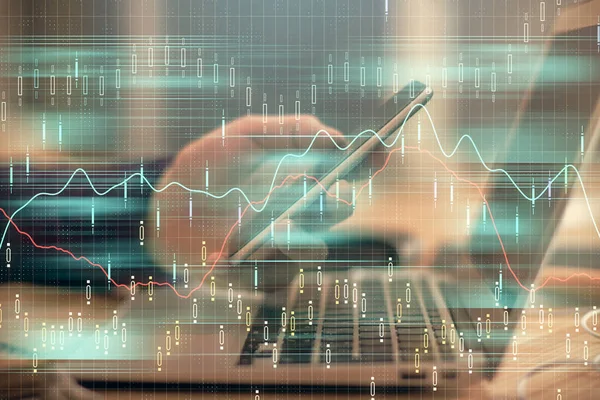 Doble exposición de las manos del hombre sosteniendo y utilizando un dibujo de teléfono y gráfico financiero. Concepto de análisis . —  Fotos de Stock