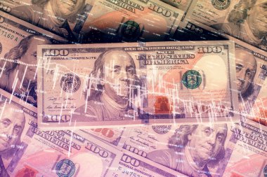 Forx grafiğinin çok sayıda görüntüsü bize dolar banknotları arka planında görünüyor. Finansal başarı piyasası kavramı.