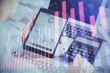 Erkeklerin el ele tutuşup dijital bir cihaz ve ön grafik çizimi kullanırken çift pozlama. Finansal piyasa kavramı.