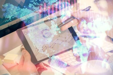 Bir adamın elini tutarken ve bir telefon ve finansal çizim kullanırken çift pozlama. Pazar analizi kavramı.