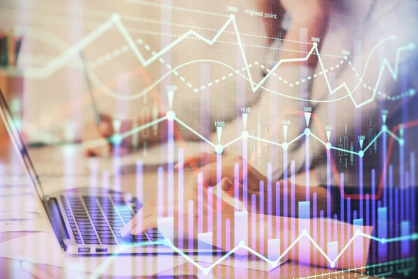 Bilgisayarda ve finansal grafik hologramında yazı yazan kadın ellerine çok maruz kalmış. Borsa analizi kavramı.