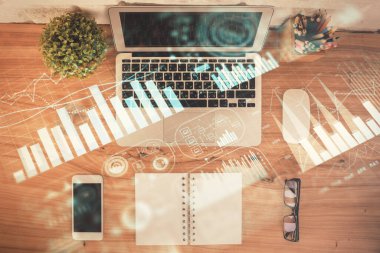 Bilgisayarla birlikte çok sayıda finansal şema çizimi. Araştırma kavramı. Üst görünüm.