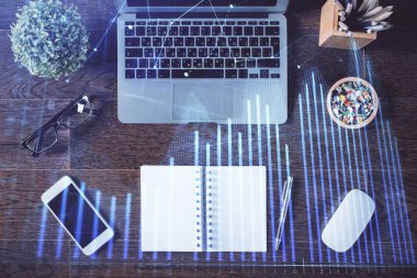 Borsa grafiği ve masa arkasındaki en üst görünüm bilgisayarı. Çoklu maruz kalma. Finansal eğitim kavramı.