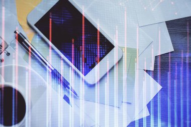 Forx grafik hologramının telefonlu masaüstü üzerinde çoklu pozlandırılması. Üst Manzara. Mobil ticaret platformu kavramı.